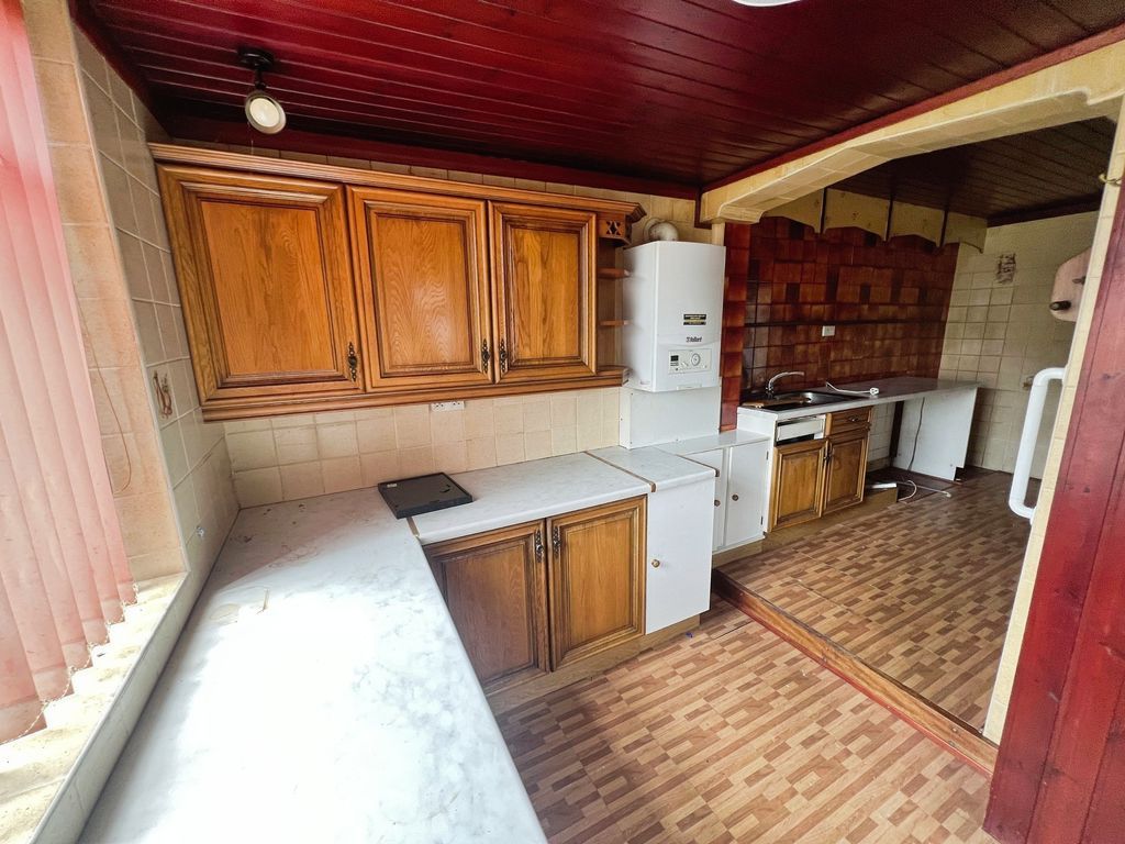 Property photo 3 of 12 Kitchen