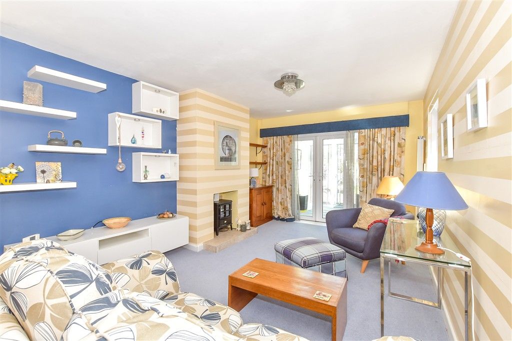 Property photo 3 of 12 Lounge