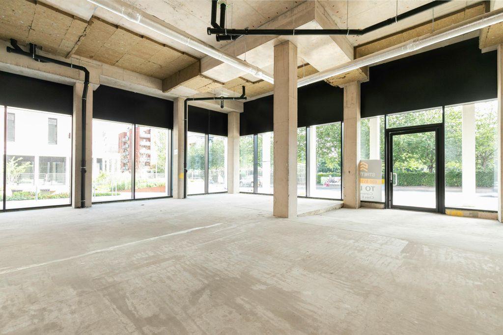 Property photo 2 of 33 Coronation Sqaure Unit 1 6.Jpg