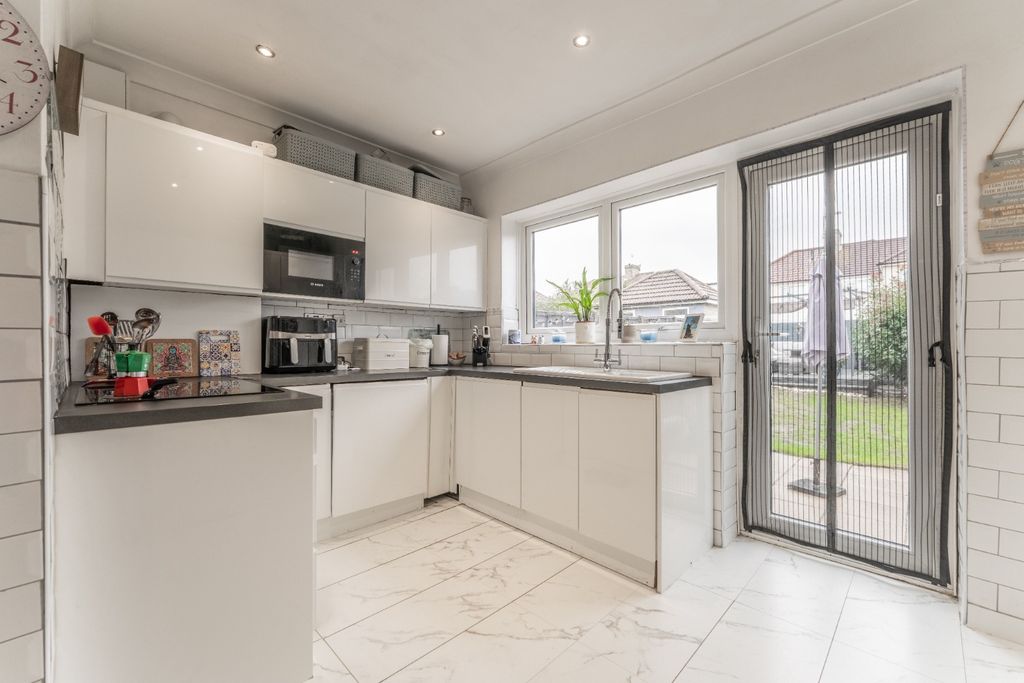 Property photo 2 of 19 5574272