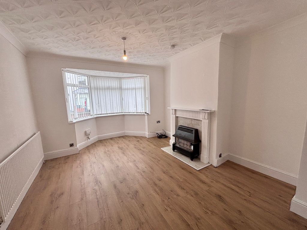 Property photo 3 of 10 Kitchen