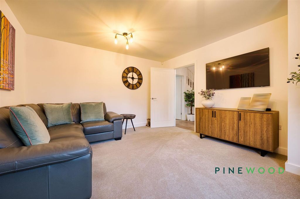 Property photo 3 of 24 Lounge