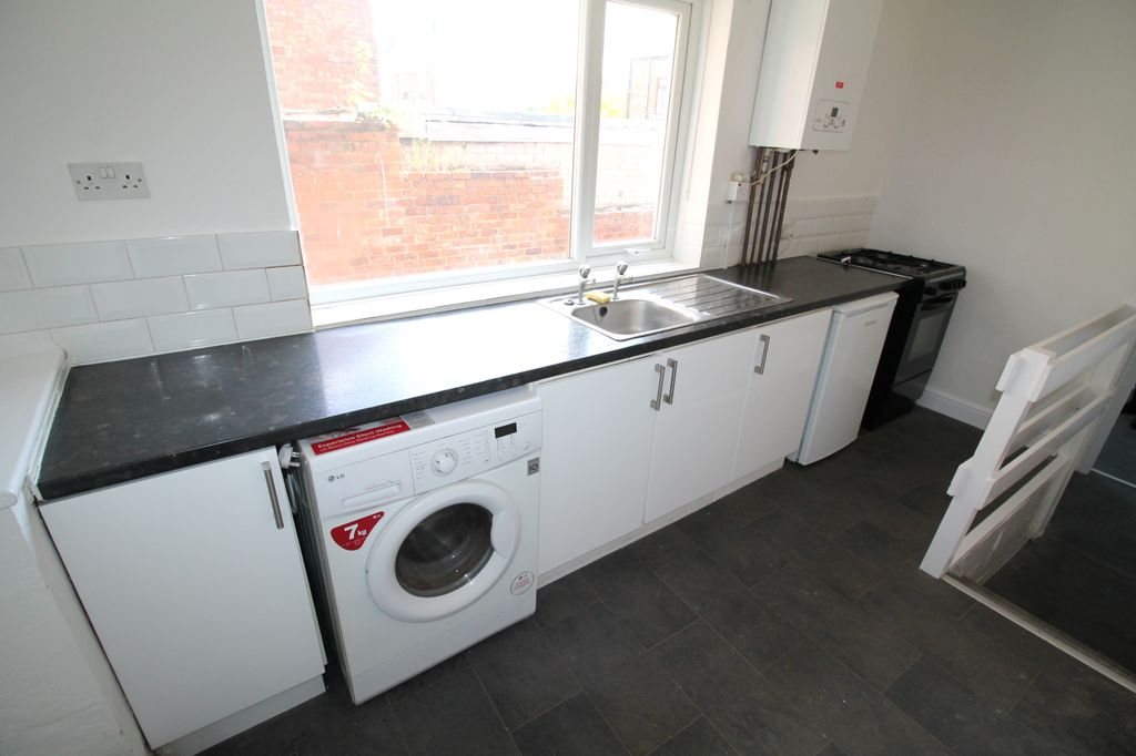 Property photo 3 of 6 Kitchen