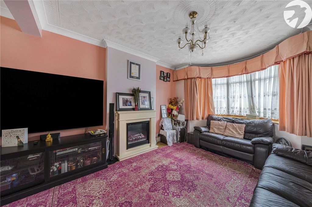 Property photo 2 of 27 Lounge