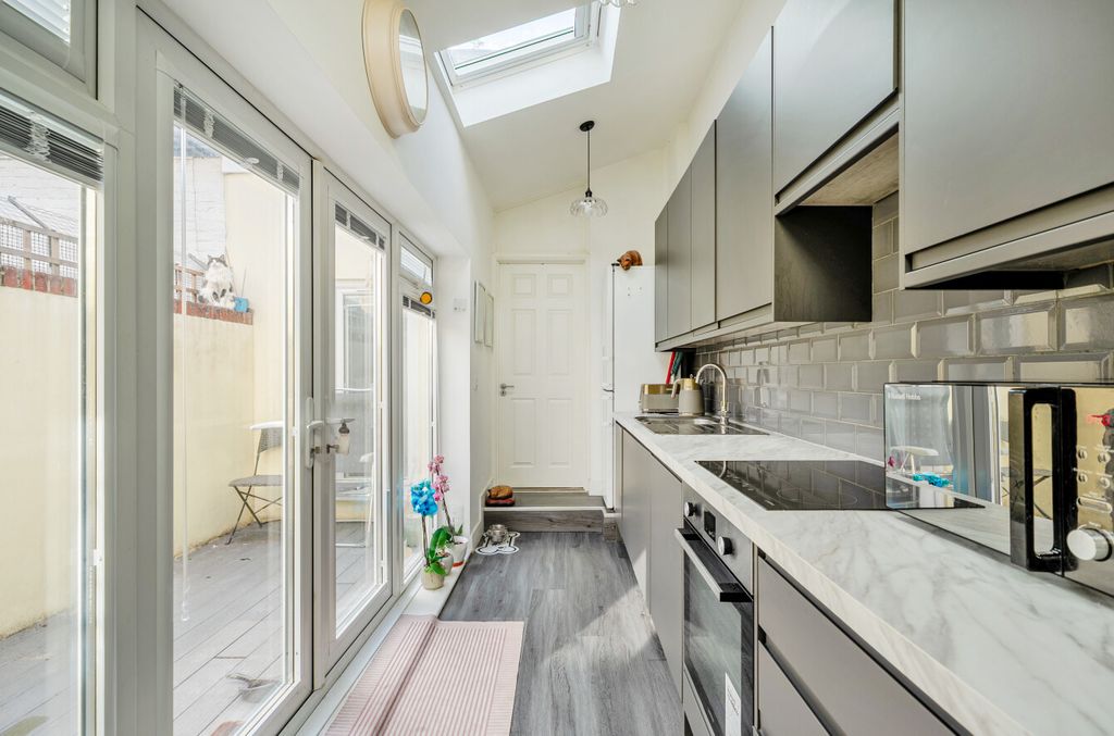Property photo 3 of 15 1522012-10-6Aaaba...