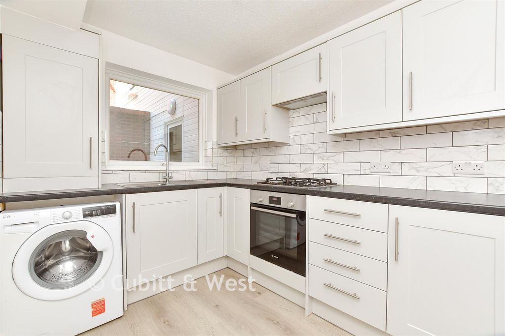 Property photo 2 of 9 Kitchen