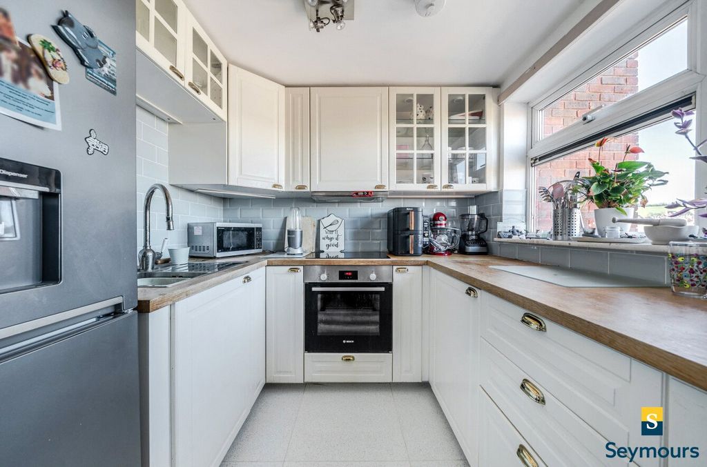 Property photo 2 of 12 Kitchen