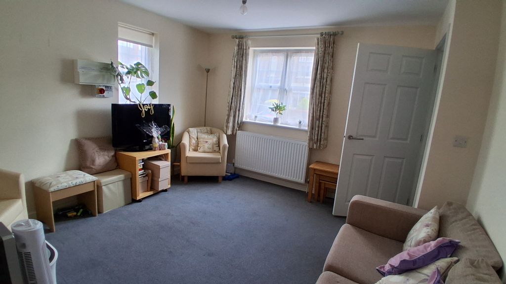 Property photo 1 of 6 Living Room