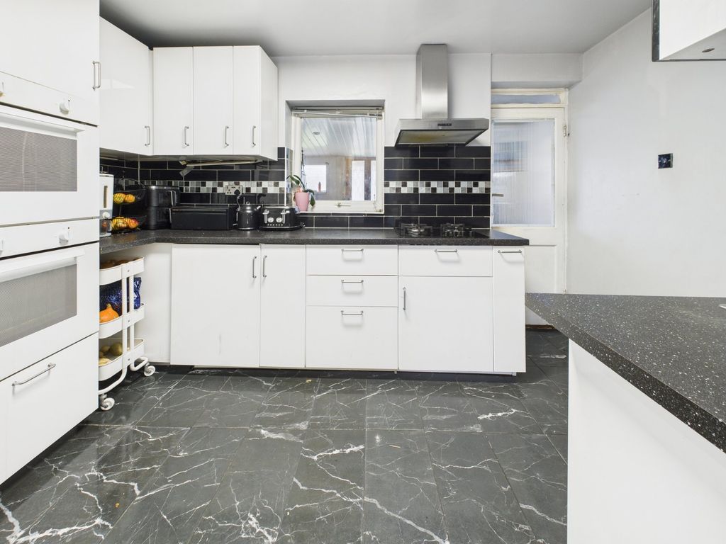 Property photo 2 of 12 Kitchen