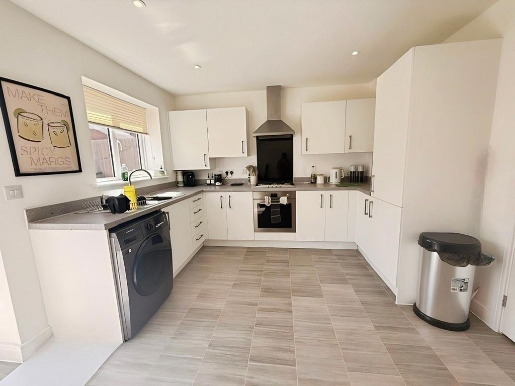 Property photo 3 of 11 Kitchen