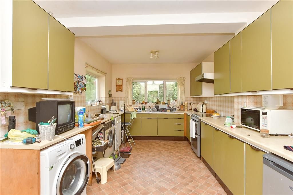 Property photo 2 of 11 Kitchen