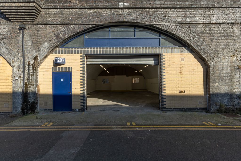 Property photo 3 of 5 The Front Of An Arch.