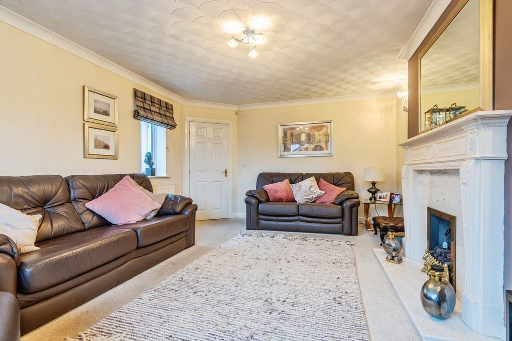 Property photo 2 of 17 Living Room