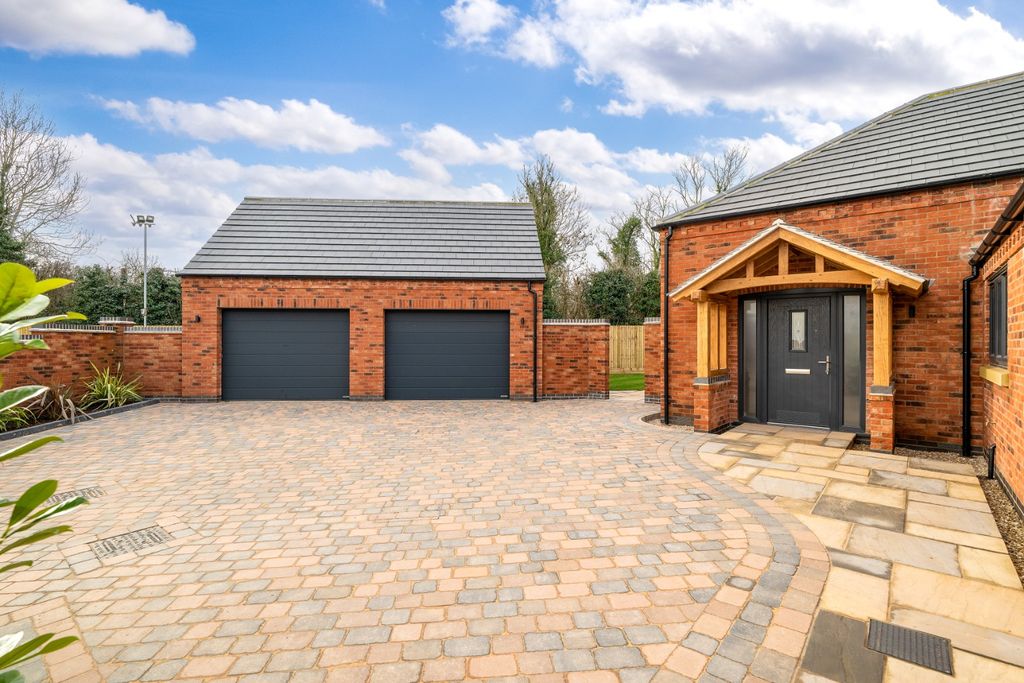 Property photo 2 of 61 4974993