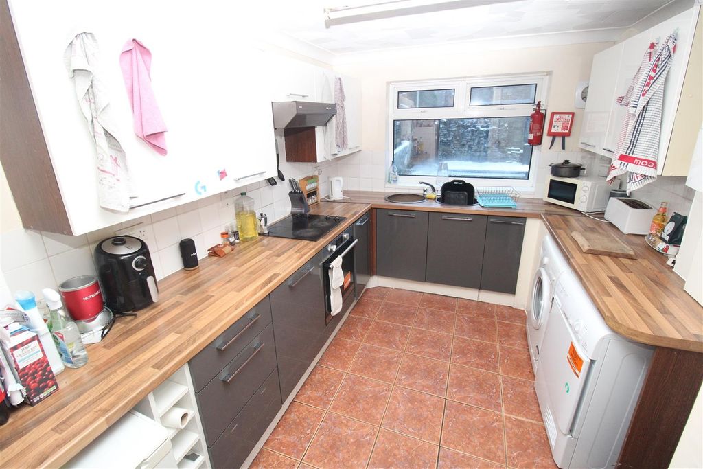 Property photo 1 of 6 Bright Kitchen With Ample Wooden Worktop Space...