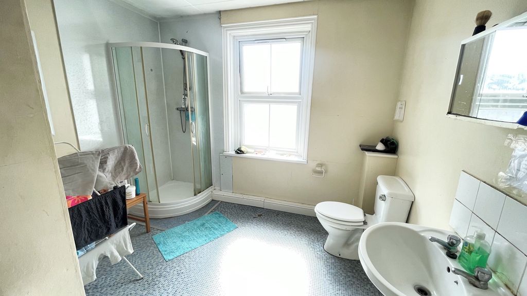 Property photo 3 of 5 Communal Bathroom 1