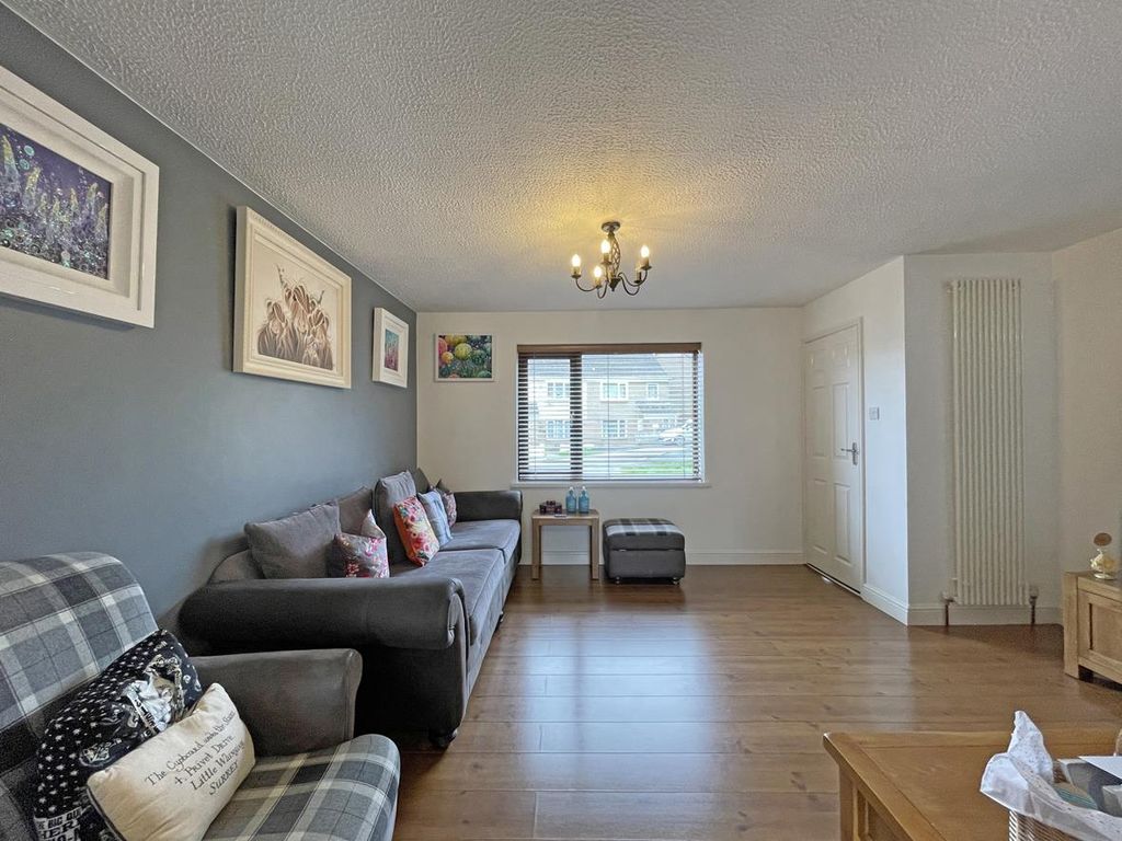 Property photo 2 of 31 New Wood Close 12 - Lounge  Front.Jpg