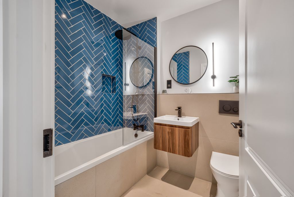 Property photo 3 of 6 Flat 3 Bathroom