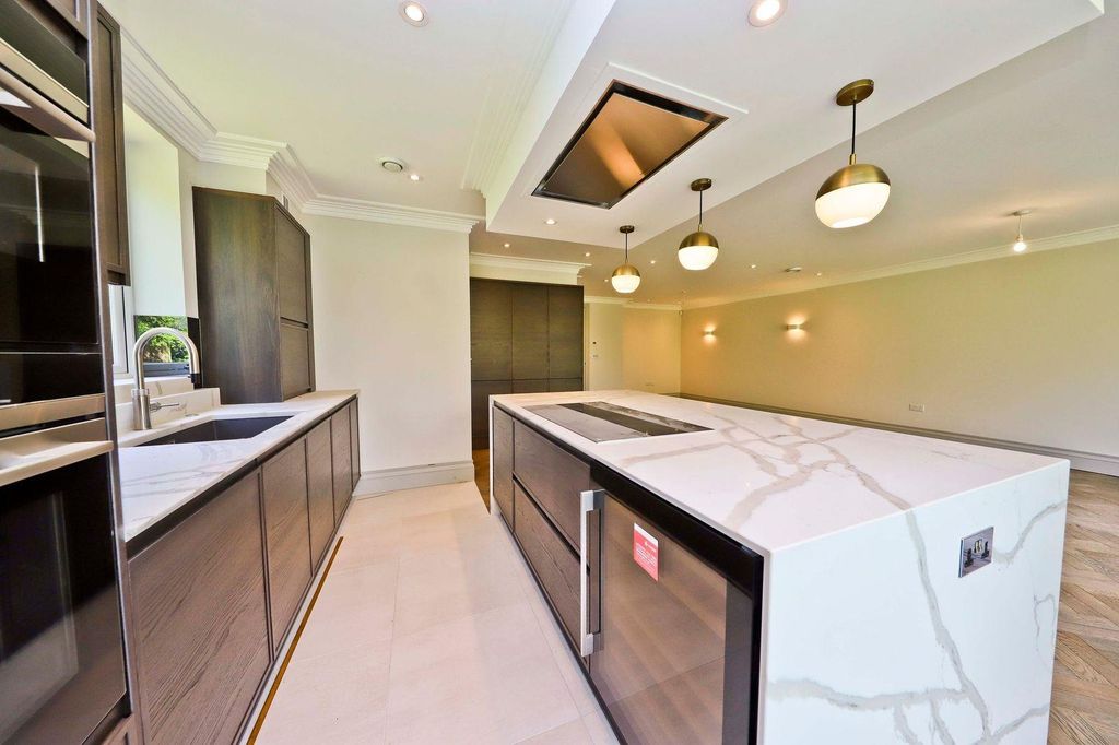 Property photo 2 of 24 9 Brompton House Photo 4.Jpeg