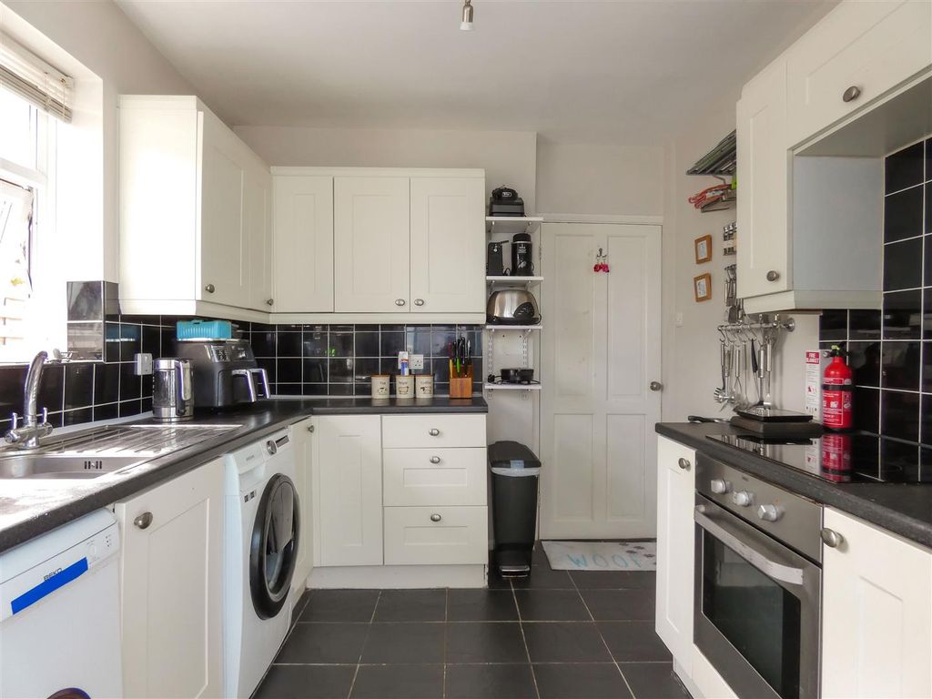 Property photo 3 of 11 Kitchen