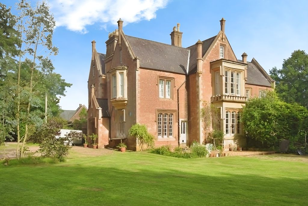 Property photo 1 of 12