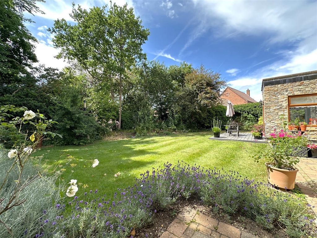 Property photo 3 of 36 Beautifully Established Garden 539