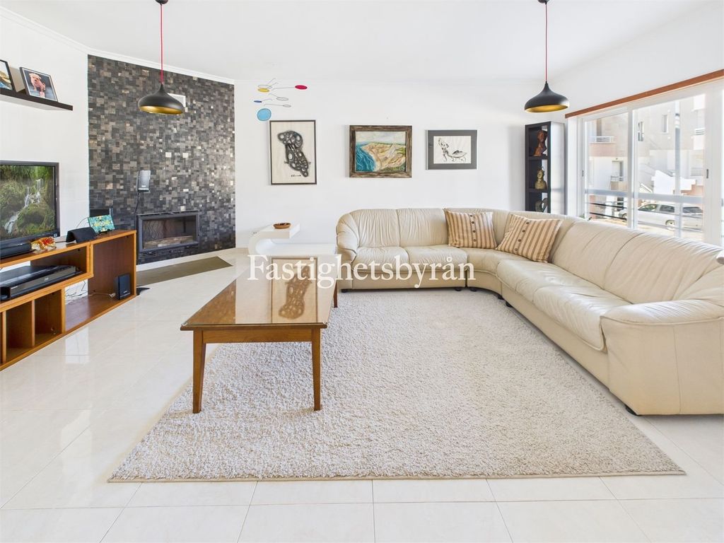 Property photo 2 of 34