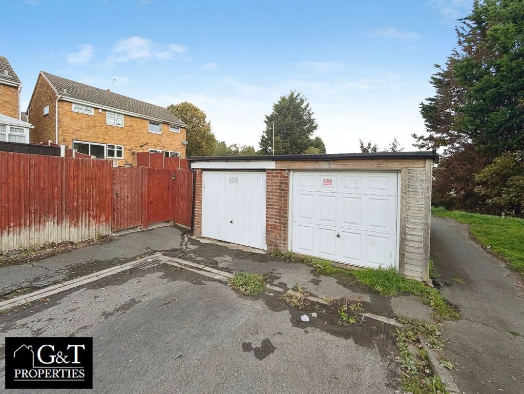 Property photo 2 of 16 Garages / Parking