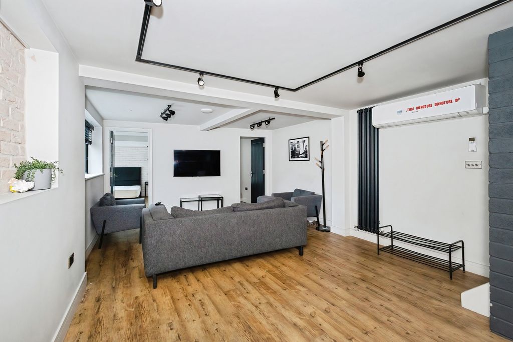 Property photo 3 of 18 Pbox-Img.Jpg