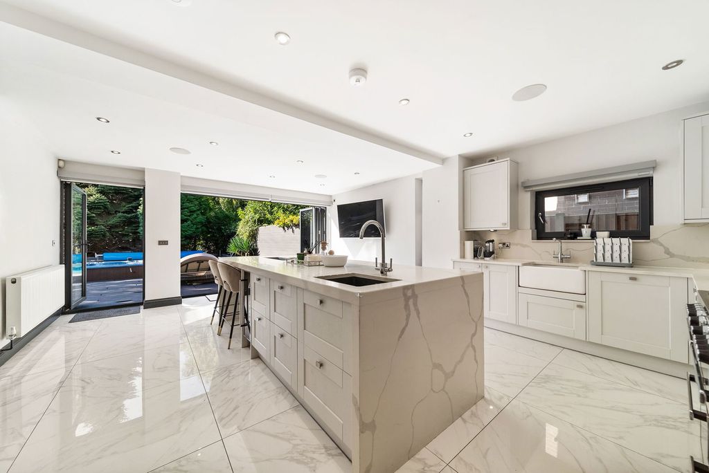 Property photo 3 of 40