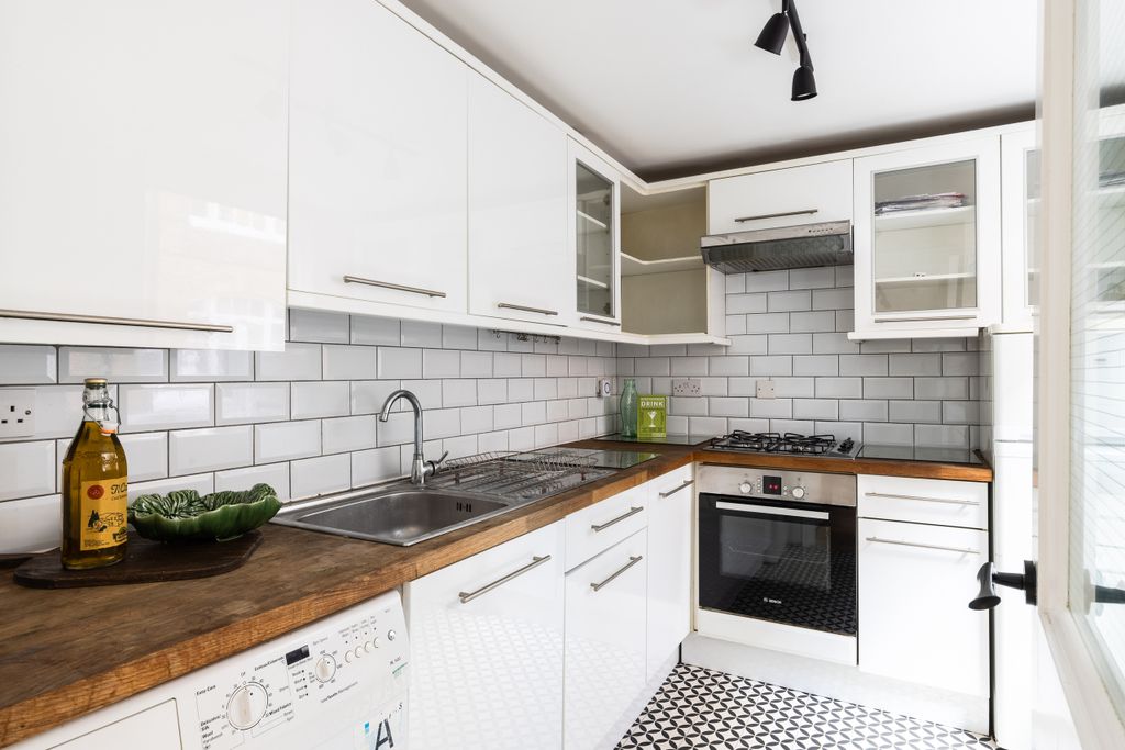 Property photo 2 of 18 81H Odhams Walk- Kitchen
