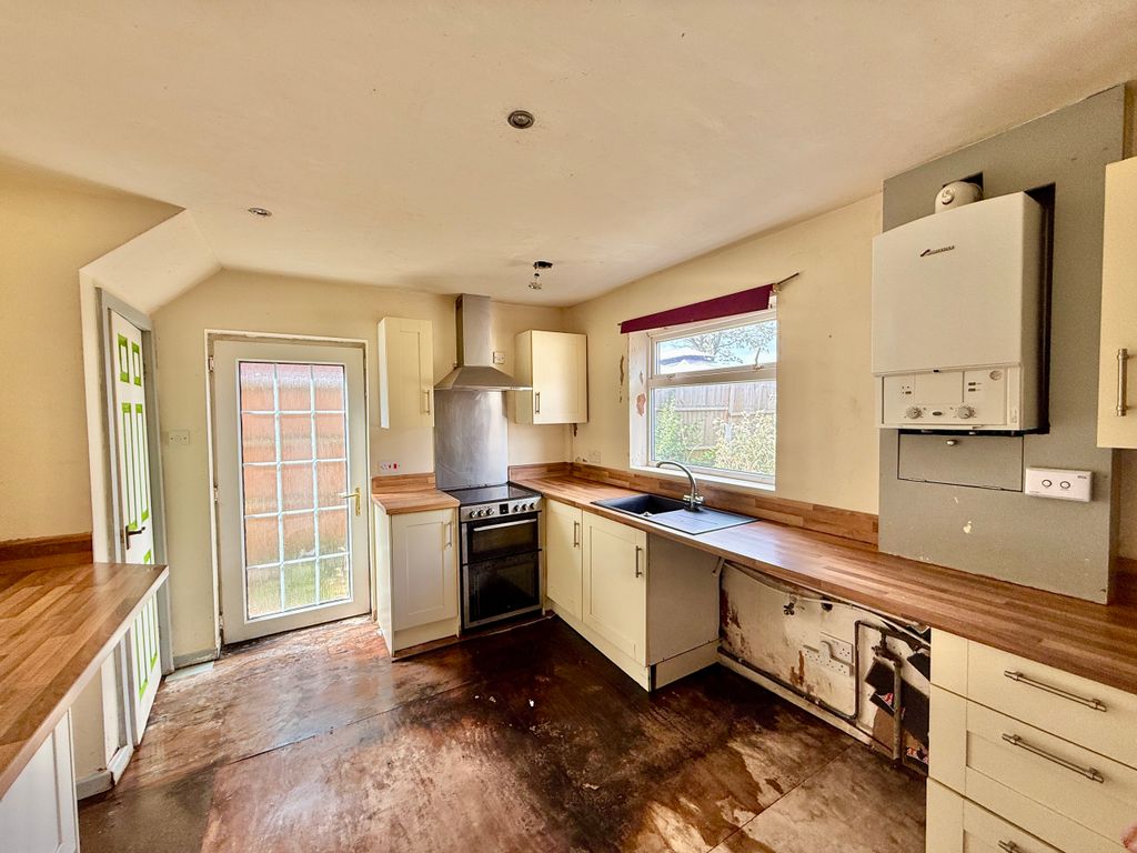Property photo 2 of 10 Kitchen