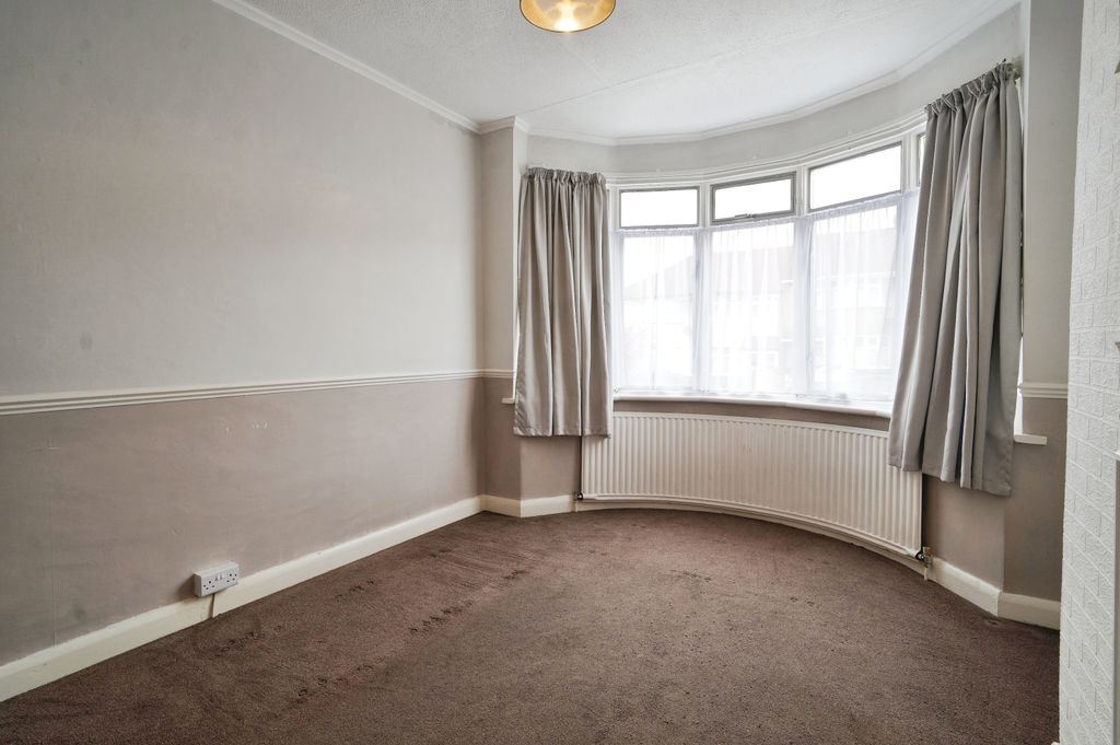 Property photo 3 of 17 Lounge