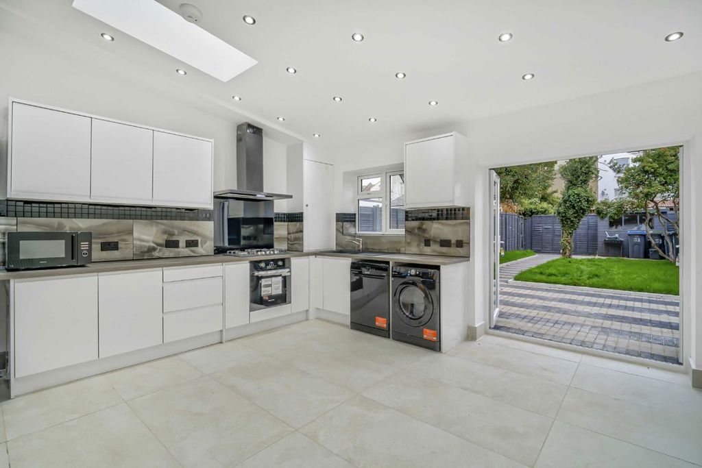 Property photo 2 of 8