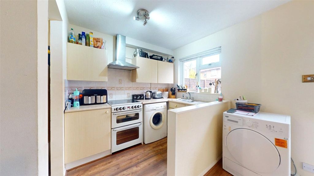 Property photo 3 of 9 Kitchen