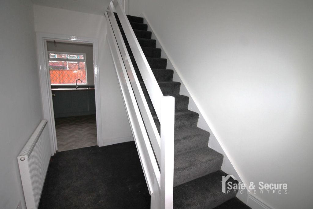 Property photo 2 of 16 Hallway