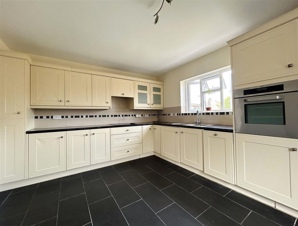 Property photo 3 of 11 Kitchen