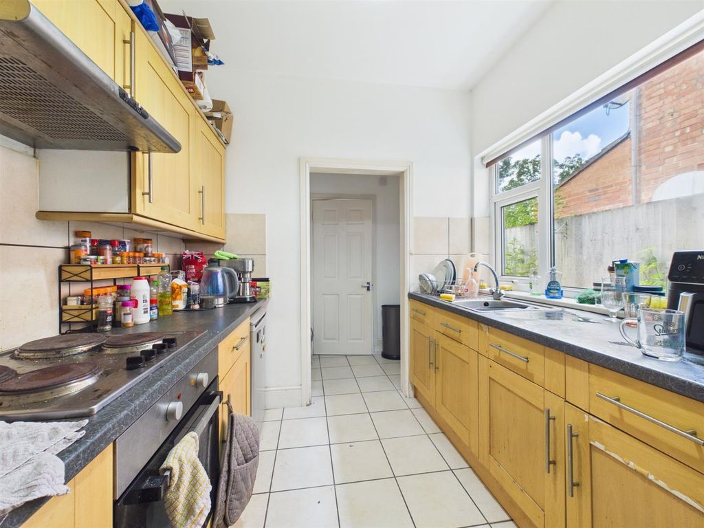 Property photo 3 of 10 Kitchen