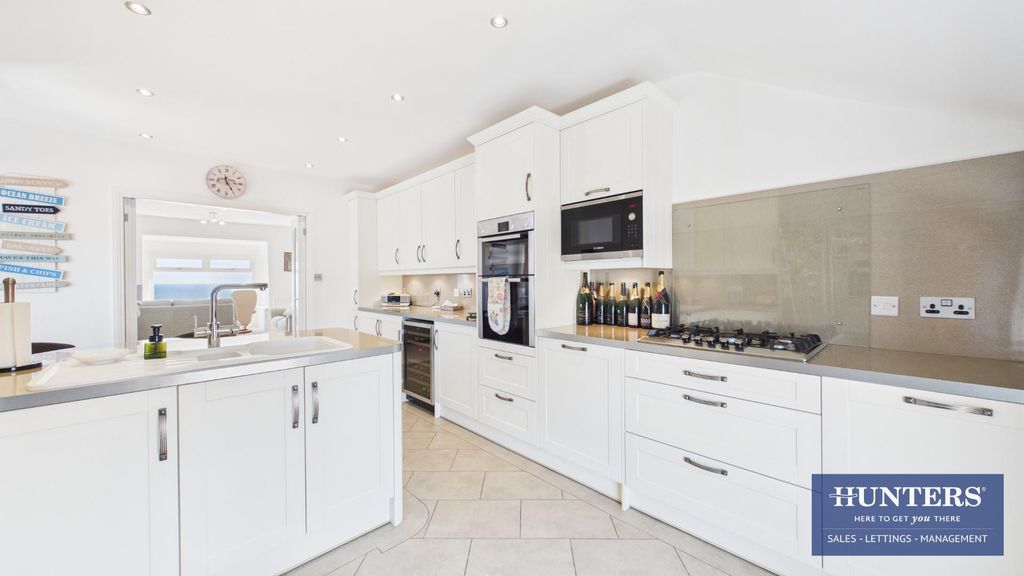 Property photo 3 of 28 Kitchen