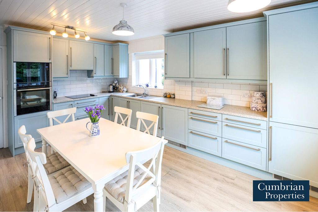 Property photo 2 of 17 Dining Kitchen