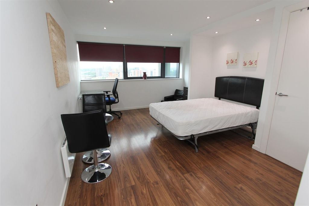 Property photo 1 of 7 Bright Modern Bedroom With Dedicated Study Space...