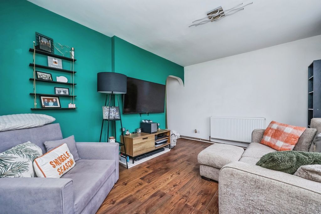 Property photo 2 of 18 Lounge