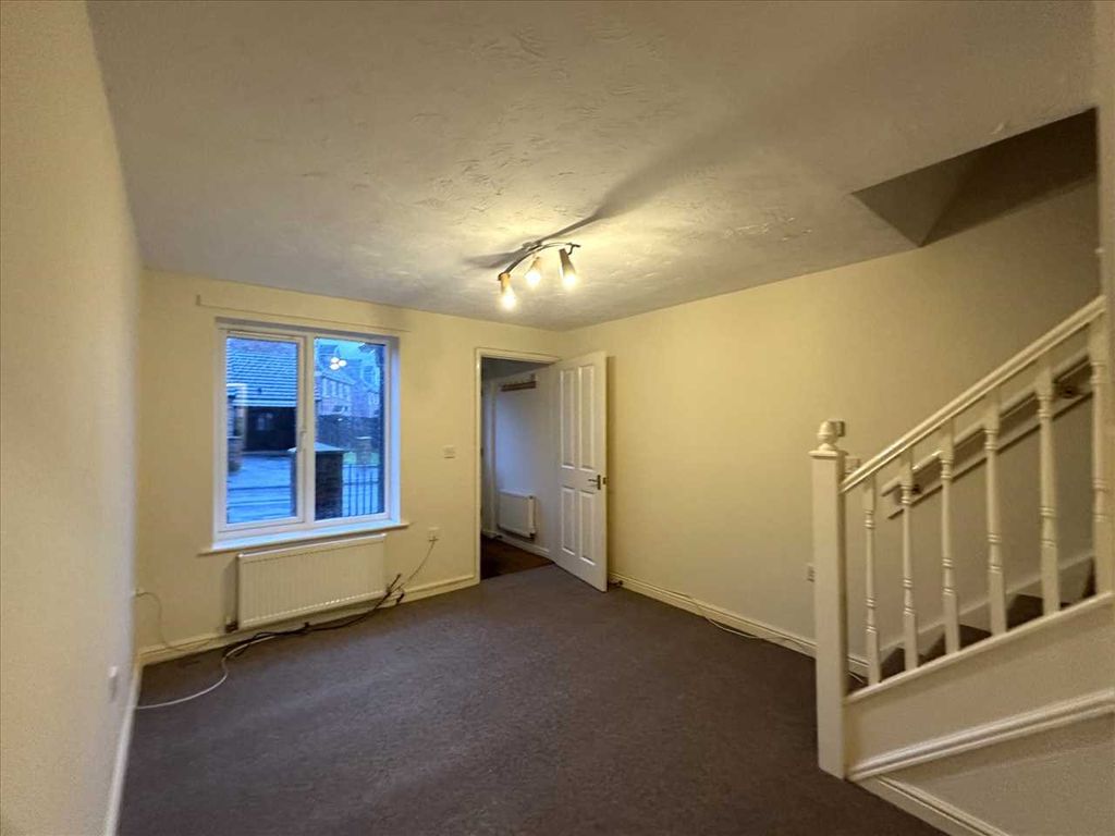 Property photo 3 of 11 Entrance Lobby: