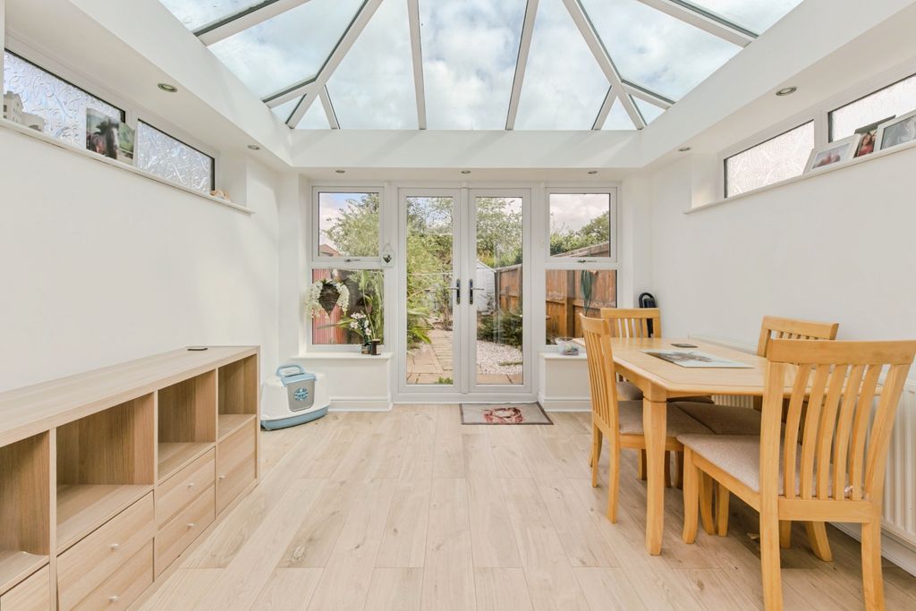 Property photo 2 of 18 Conservatory