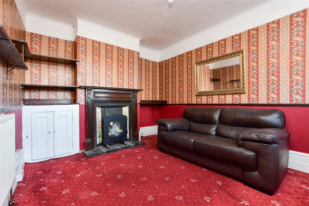 Property photo 3 of 17 Lounge