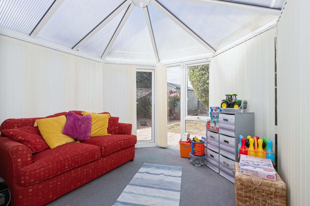 Property photo 3 of 22 Lancing Close_15.Jpg