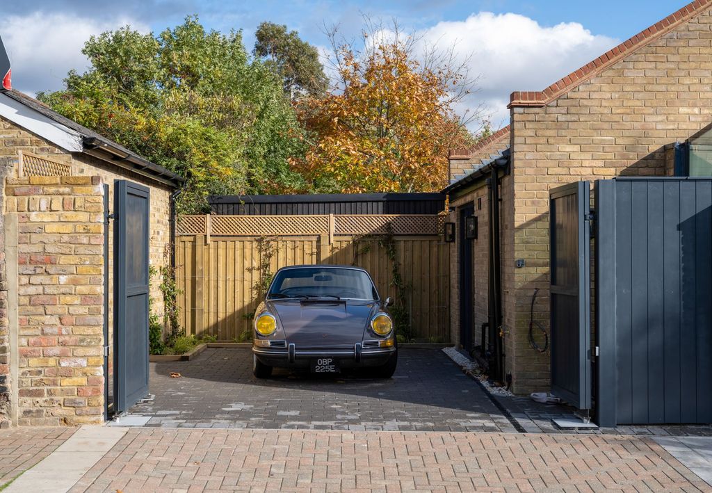 Property photo 2 of 28