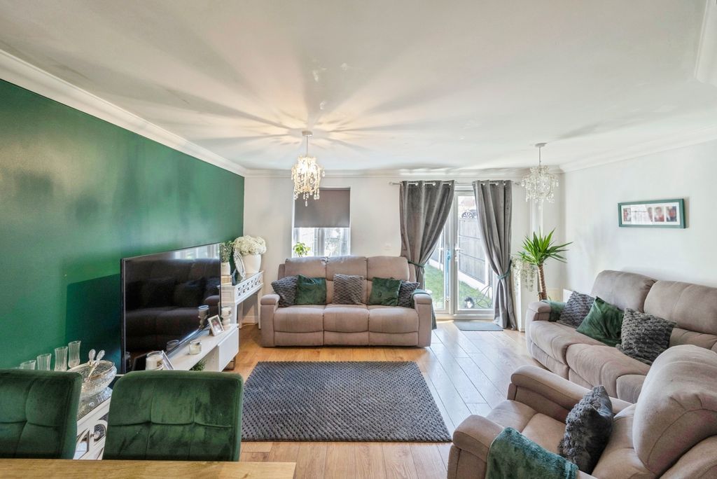 Property photo 3 of 17 Living Room