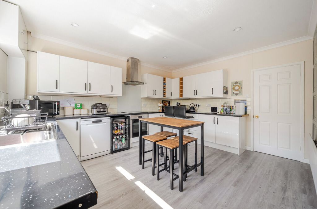 Property photo 3 of 19 1333607-14-6899Ca...