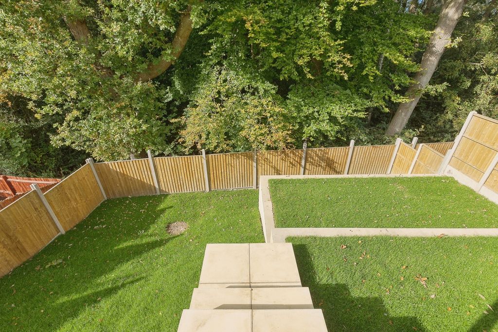 Property photo 3 of 17 Garden